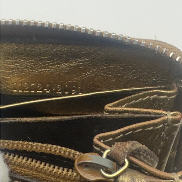 Gucci GG Monogram Zip Wallet - Picture 8 of 9